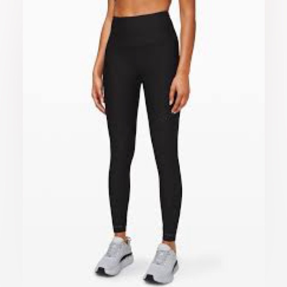 Lululemon Zoned In Tight *27"
Black in Size 6